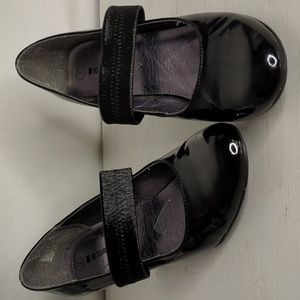 no boundries sz 7 closed toe elastic strap patent leather 3 inch heels